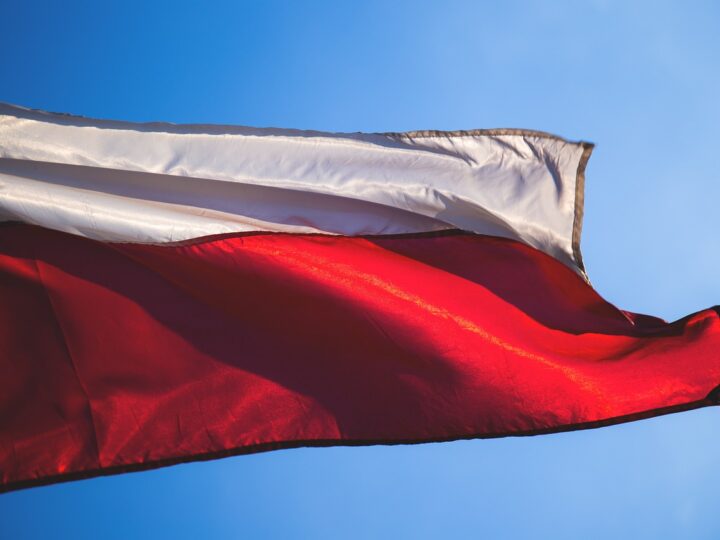Gigantyczna flaga Polski pojawi się na Latarni Morskiej w Świnoujściu. Będzie bezpłatny dojazd do atrakcji!
