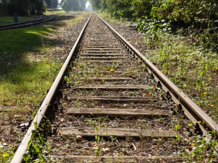 Przerwanie ruchu w obrębie przejazdu kolejowo-drogowego na ulicy Barlickiego w Świnoujściu ze względu na uszkodzenie linii trakcyjnej