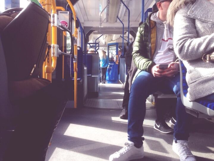 Autobus linii nr 4 w Świnoujściu wypadł z drogi i uderzył w drzewo