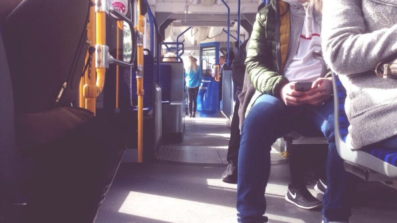 Autobus linii nr 4 w Świnoujściu wypadł z drogi i uderzył w drzewo