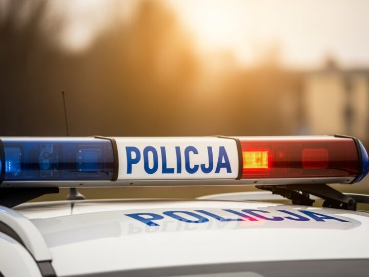 Tajemnicza kartka na drzwiach bloku przy Grunwaldzkiej 68 budzi niepokój mieszkańców – czy to próba oszustwa?
