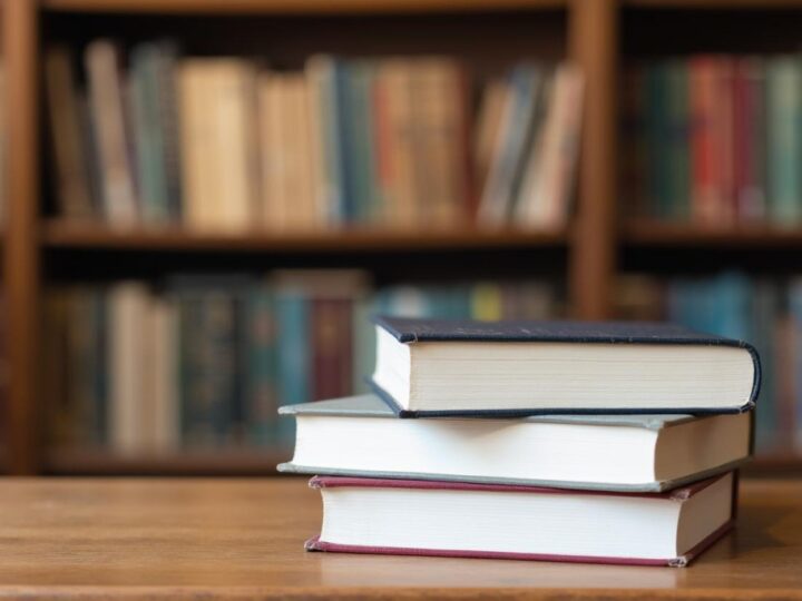 Rafał Kosik w bibliotece: Uśmiechy, pytania i autografy dla młodych fanów!