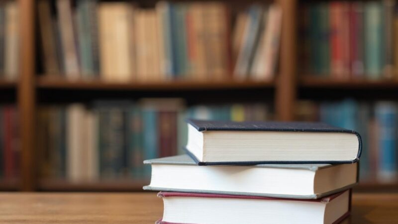 Rafał Kosik w bibliotece: Uśmiechy, pytania i autografy dla młodych fanów!