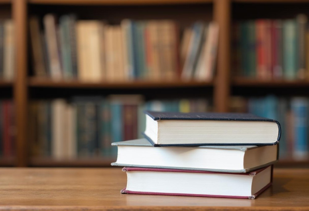 Rafał Kosik w bibliotece: Uśmiechy, pytania i autografy dla młodych fanów!