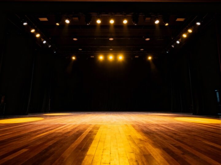 Teatr LaLola w bibliotece: Mikołaj i świąteczne prezenty dla dzieci