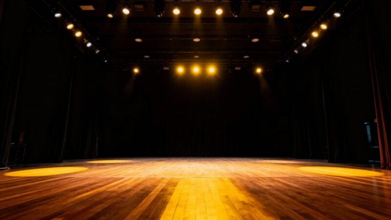 Teatr LaLola w bibliotece: Mikołaj i świąteczne prezenty dla dzieci