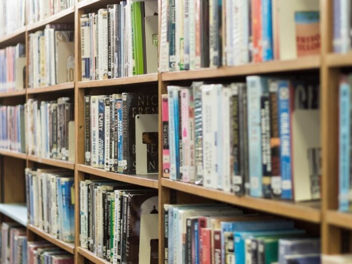 Znaczki pocztowe: małe dzieła sztuki z bogatą historią w bibliotece