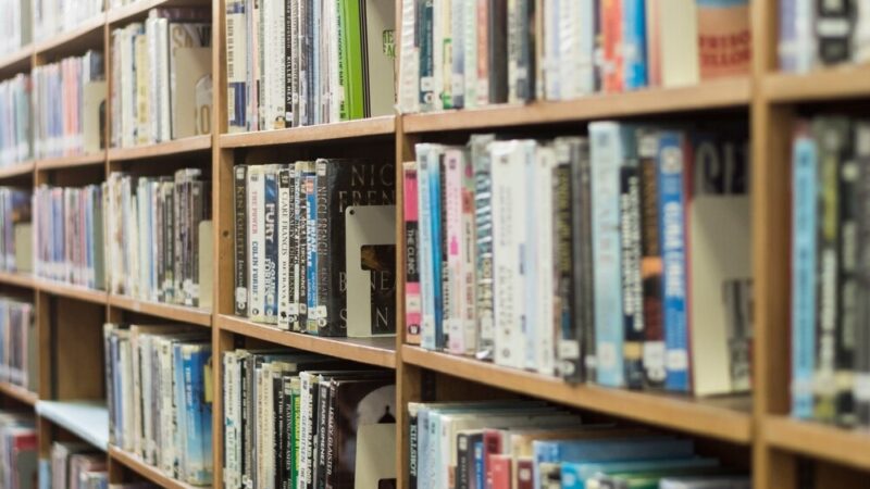 Znaczki pocztowe: małe dzieła sztuki z bogatą historią w bibliotece