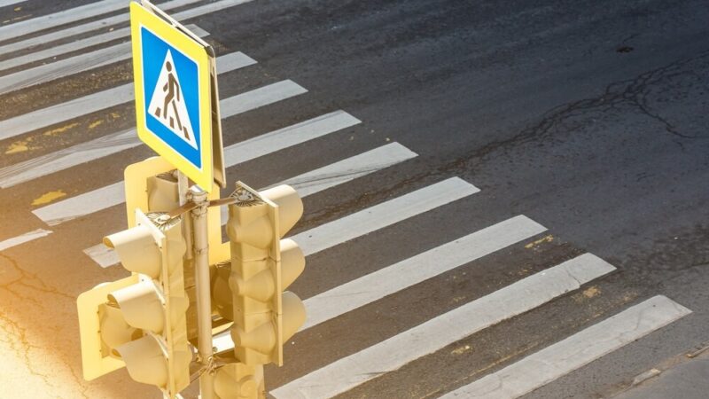 Bądź widoczny po zmroku – zwiększ swoje bezpieczeństwo na drodze