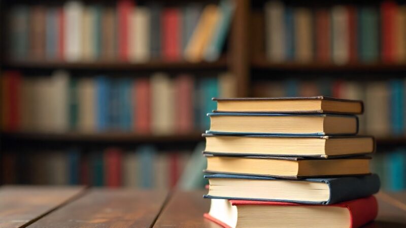 Dyktando Seniorów: Emocje i radość w bibliotece pełnej ortograficznych zmagań