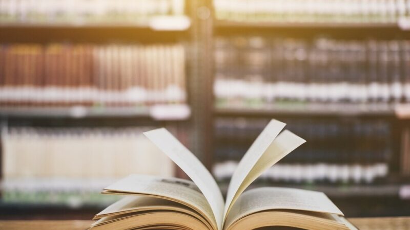 Filip Springer w Świnoujściu: Odkryj historie miejsc w Miejskiej Bibliotece