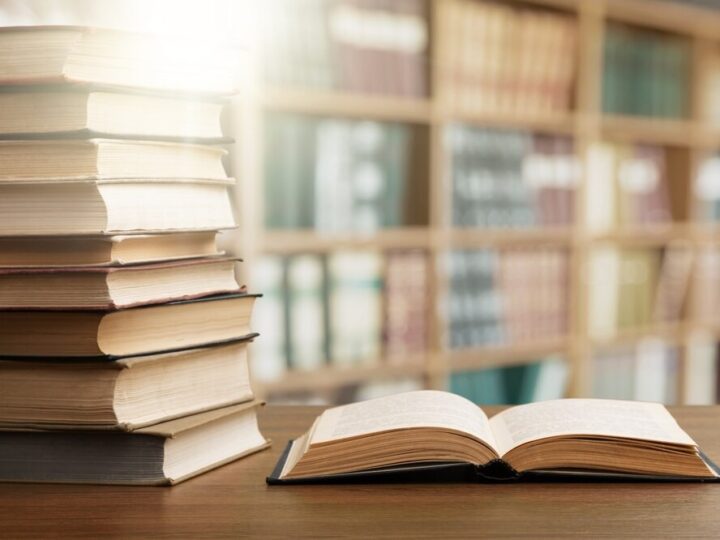 Seniorzy w bibliotece: radosne chwile poezji z dziećmi