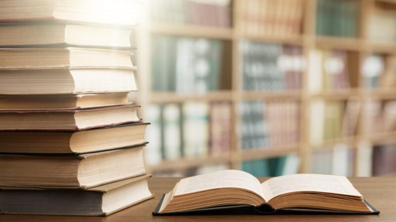 Seniorzy w bibliotece: radosne chwile poezji z dziećmi