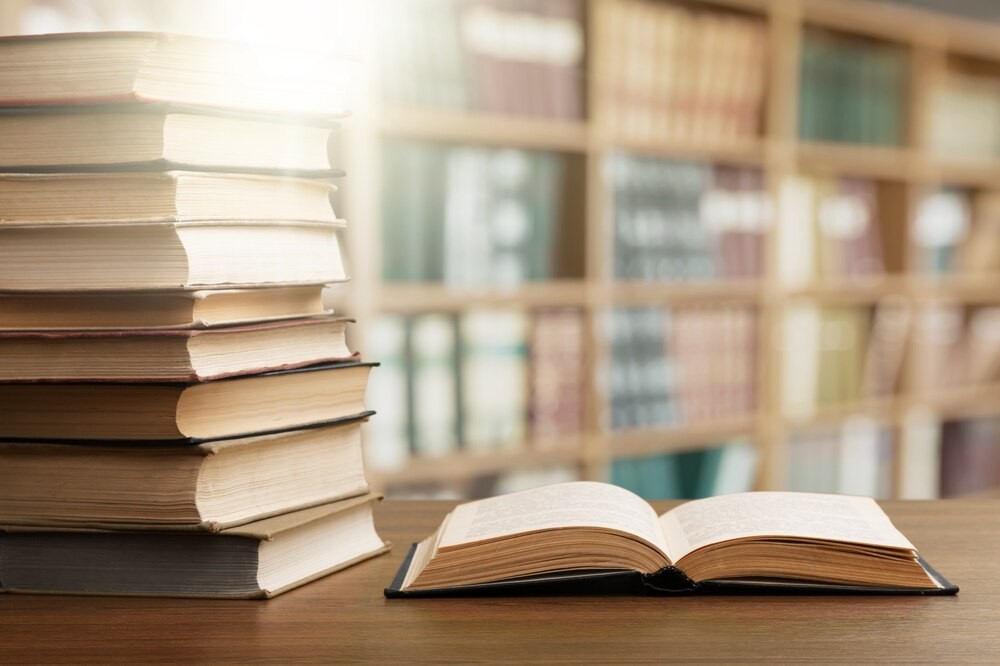 Seniorzy w bibliotece: radosne chwile poezji z dziećmi