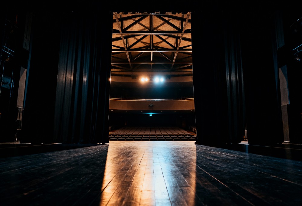 Teatr przy stoliku: intensywne emocje w Miejskiej Bibliotece Publicznej