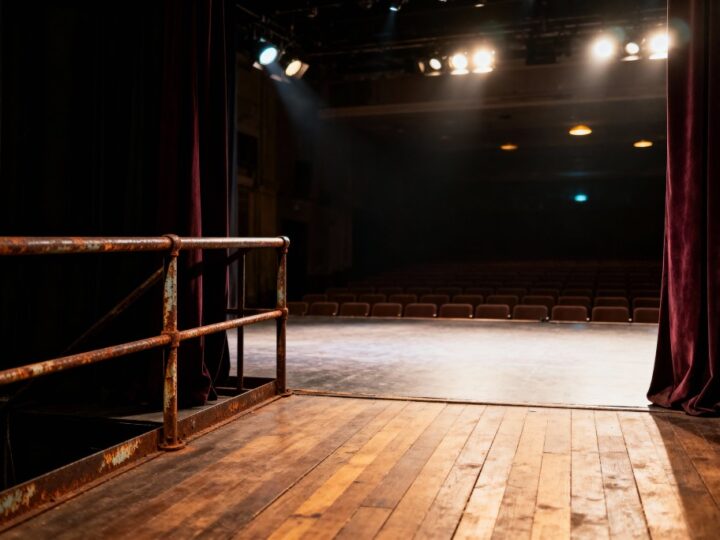 Chaos na scenie: spektakl pełen nieprzewidywalnych zwrotów akcji