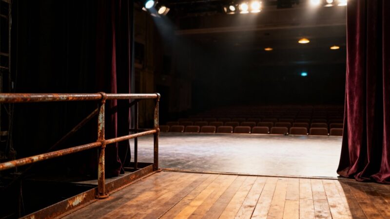 Chaos na scenie: spektakl pełen nieprzewidywalnych zwrotów akcji