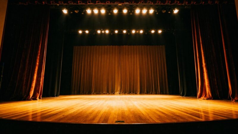 Kompromitacja w teatrze: spektakl, który zaskoczy każdego widza