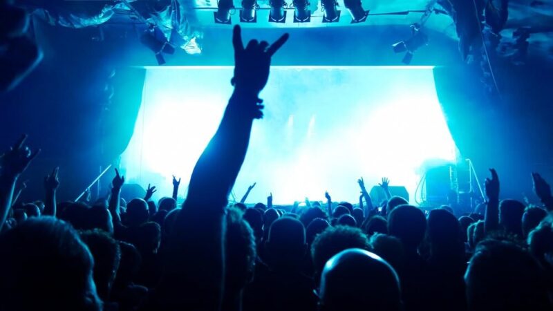 Deszczowa noc z jazzem: niezapomniany koncert Karoliny Śmietany w Parku Zdrojowym