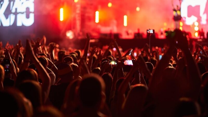 WAKACYJNE ZAKOŃCZENIE Z ABBĄ – MUZYCZNY SPEKTAKL W ŚWINOUJŚCIU