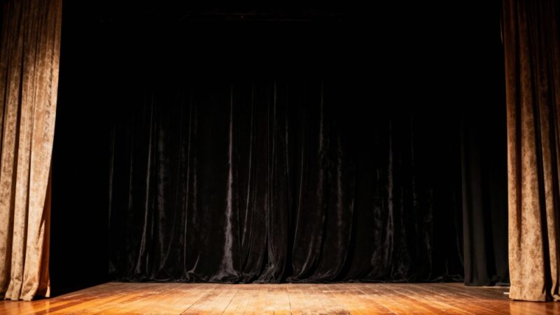 Teatralne emocje i humor w Świnoujściu: spektakl „Kłam, kręć, klękaj” zachwycił widzów