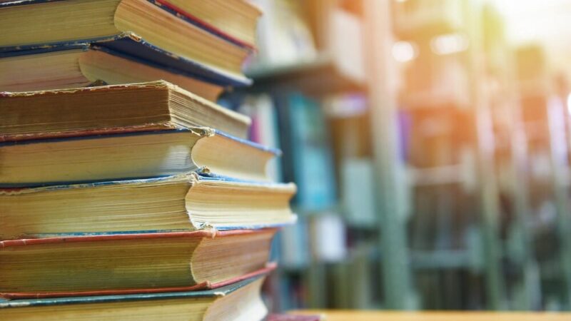 Jesień w bibliotece: zanurz się w literackim świecie pełnym kolorów