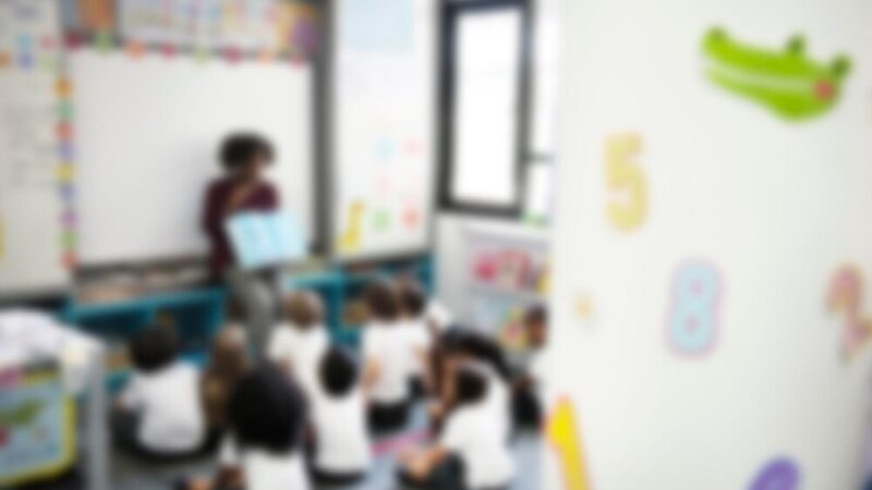 Przedszkolaki stworzyły jesienne kotki w kolorowych sweterkach